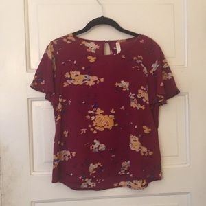 Short-sleeve floral blouse